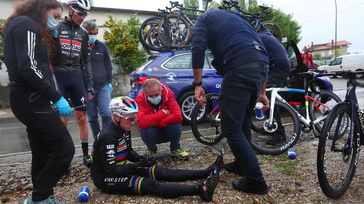 Video un perro atacó al campeón mundial de ciclismo y generó un