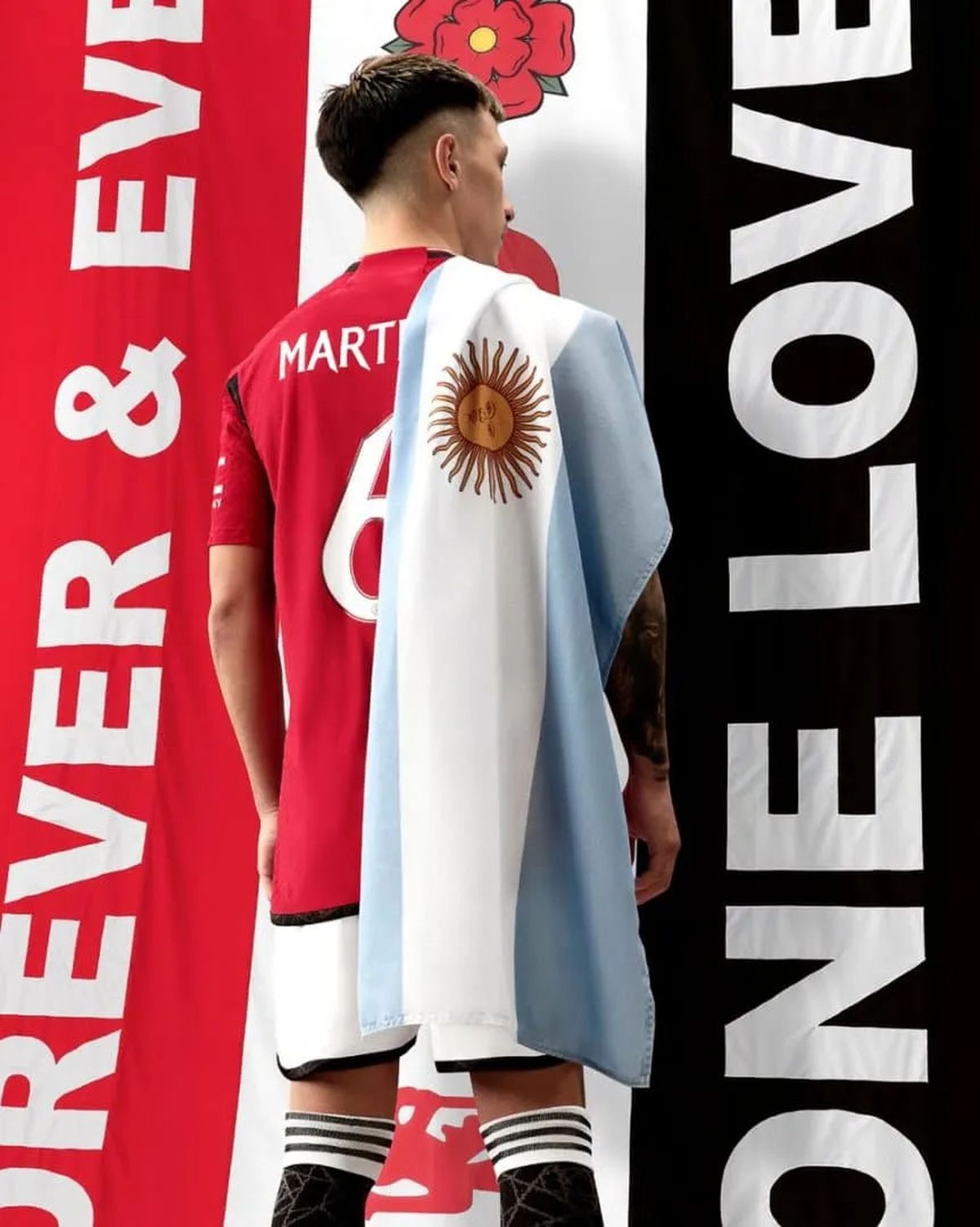 Lisandro Martínez presentó la nueva camiseta de Manchester United el