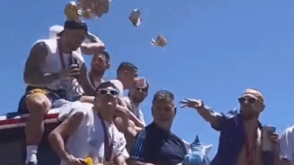 El Papu Gómez tiró billetes a los hinchas durante los festejos El Papu Gómez tiró billetes a los hinchas durante los festejos
