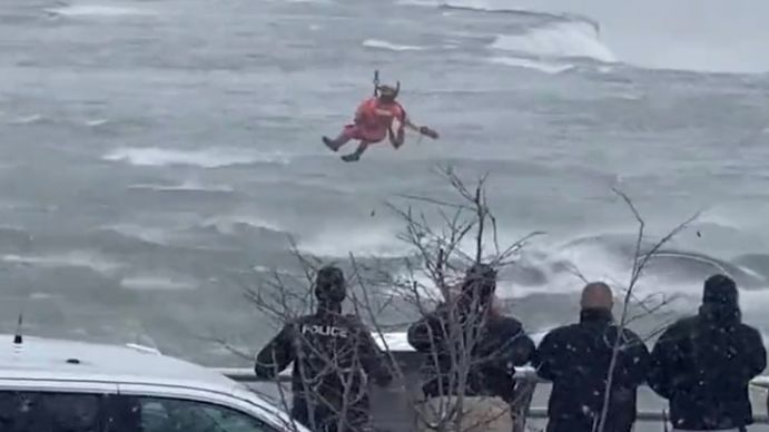 Las autoridades aún no saben cómo cayó el rodado a las violentas aguas. (Foto: Captura de video)