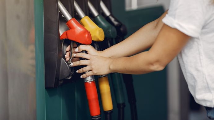 Suba de nafta y gasoil: ¿cuánto cuesta llenar el tanque y qué descuentos hay disponibles? (Foto: Freepik.es)