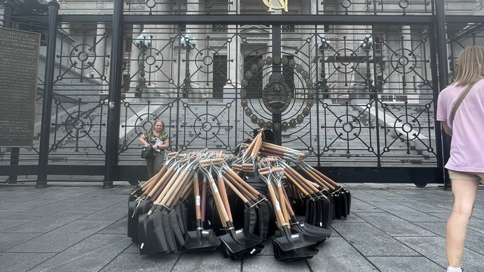 Un empresario envió 256 palas a la puerta del Congreso