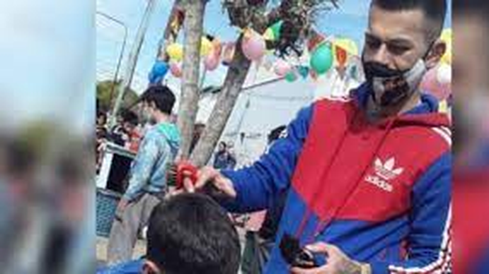 Fabián Mestre, el peluquero solidario que ofrece cortes de pelo a cambio de materiales de construcción para terminar su casa Fabián Mestre, el peluquero solidario que ofrece cortes de pelo a cambio de materiales de construcción para terminar su casa