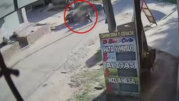 El impactante accidente ocurrió en Ingeniero Budge y fue captado por una cámara de seguridad (Foto: NA). El impactante accidente ocurrió en Ingeniero Budge y fue captado por una cámara de seguridad (Foto: NA).