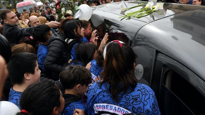 El abuelo de Morena Domínguez despidió los restos de la nena junto a familiares y vecinos (Foto: Télam).