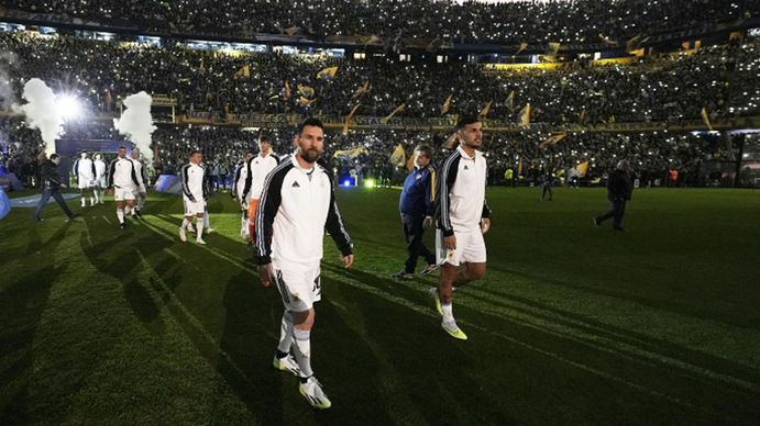 Despedida de Riquelme: así fue el increíble recibimiento a Lionel Messi en la Bombonera.