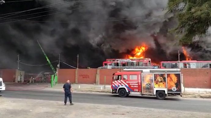 Feroz incendio en un depósito de colectivos en Florencio Varela. (Foto: InfoDiarioSur)