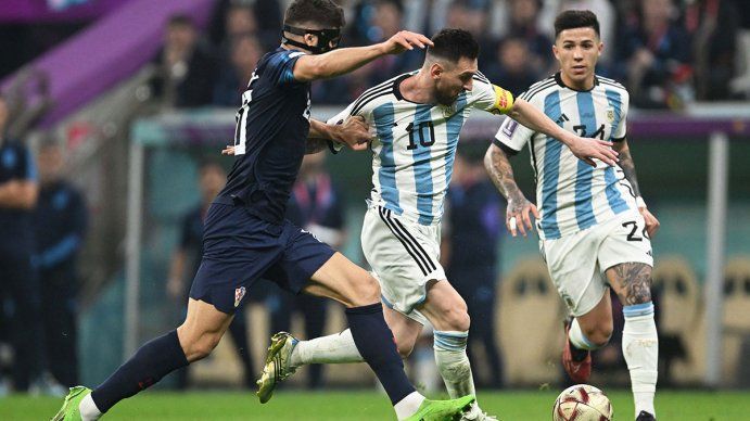 Lionel Messi encara y le gana Gvardiol