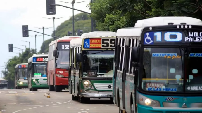 Más de 100 líneas de colectivos operarán con servicio reducido en el AMBA (Foto: Telam).