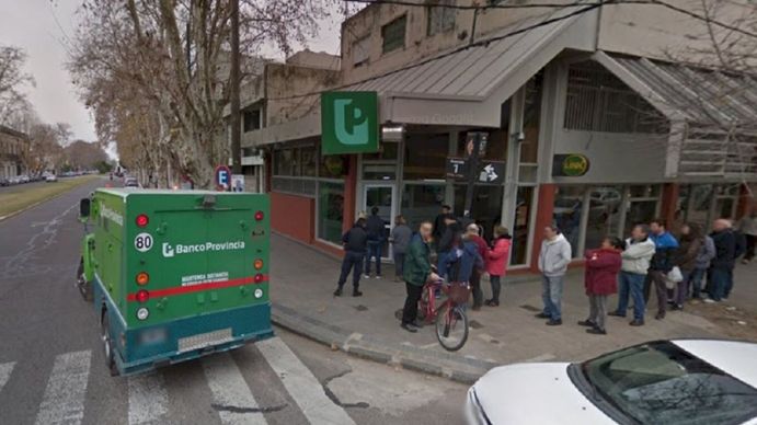 La Plata: cuatro ladrones disfrazados de policías causaron pánico en un banco