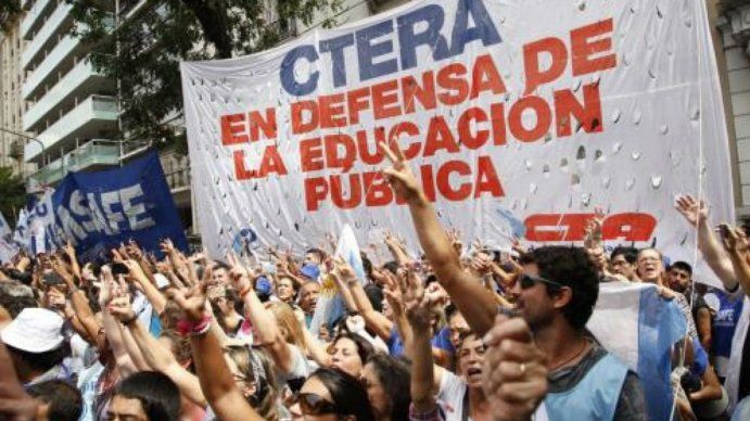 Paritaria docente: acordaron un reajuste salarial del 114%