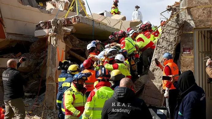 El momento en que rescatan a una mujer que pasó 1 semana debajo de los escombros (Foto: Gentileza El Arabiya News) El momento en que rescatan a una mujer que pasó 1 semana debajo de los escombros (Foto: Gentileza El Arabiya News)