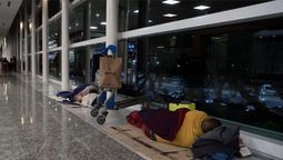 El dramático relato de gente en condición de calle que duerme en el Aeroparque: Solo Dios nos acompaña