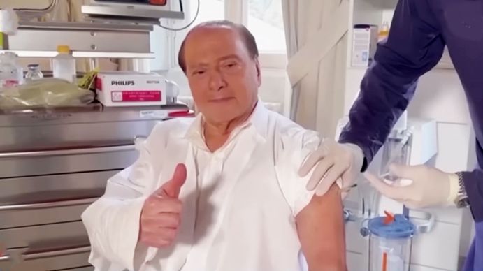 Berlusconi saluda mientras está internado para recibir un tratamiento de quimioterapia por la leucemia que padece (Foto: Captura de TV)