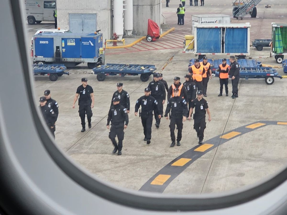 Evacúan avión de Aerolíneas Argentinas en Ezeiza por amenaza de bomba