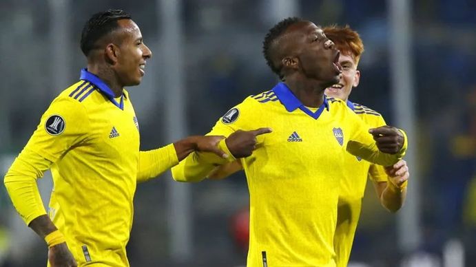 Con goles de Advíncula y Villa, Boca le ganó 2-0 a Colo Colo