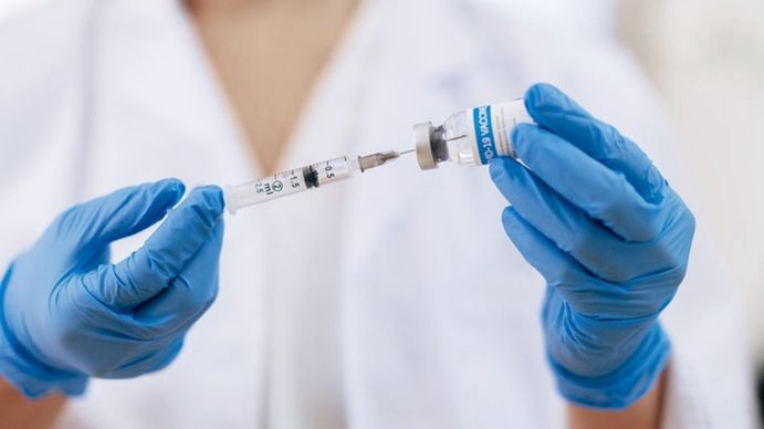 El Cofesa acordó comenzar a vacunar con la tercera dosis de refuerzo contra el coronavirus (Foto: Télam).