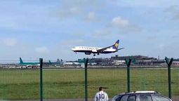 dramatico intento de aterrizaje de un avion en dublin en medio de una tormenta de viento dramatico intento de aterrizaje de un avion en dublin en medio de una tormenta de viento