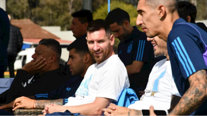 La Selección Argentina ya se prepara para la altura: llegaron a Bolivia con tubos de oxígeno