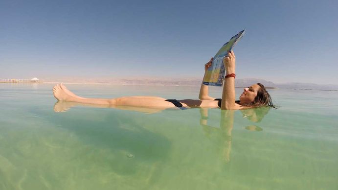 ¿Por qué flotamos en el Mar Muerto?
