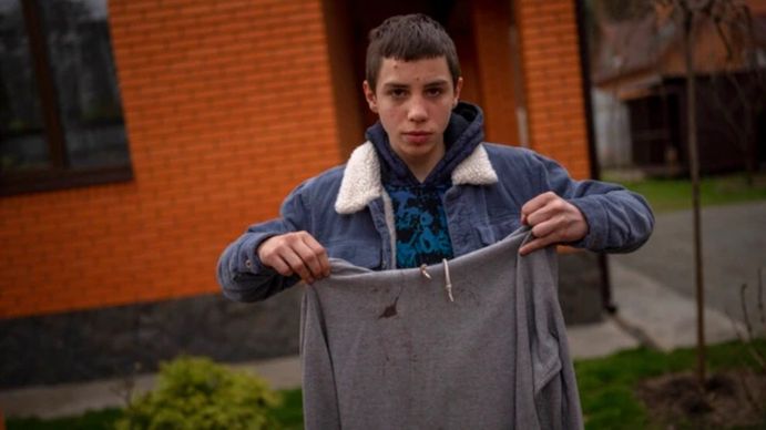 Yura sostiene su buzo con capucha que tenía puesto el día que un soldado ruso intentó ejecutarlo en Bucha. (Foto: AP)&nbsp;