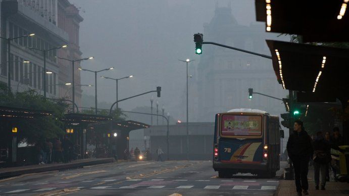 El humo y el olor a quemado son cada vez más recurrentes en Buenos Aires (Foto: Télam).
