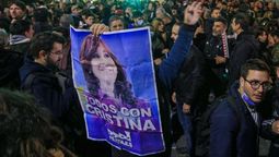 Un exgobernador estuvo presente en la vigilia en apoyo a Cristina Kirchner (Foto: NA). Un exgobernador estuvo presente en la vigilia en apoyo a Cristina Kirchner (Foto: NA).