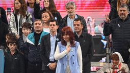 Cristina Kirchner se rodeo con Wado De Pedro y Sergio Massa en la foto del acto en la Plaza de Mayo en los 20 años de la asunción de Néstor Kirchner 