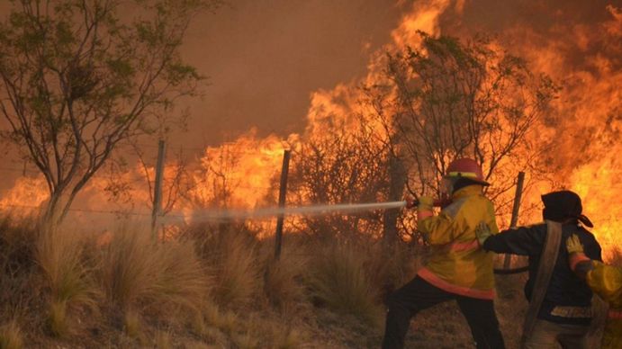 Los bomberos combatieron un incendio forestal en la zona de Santa Elena