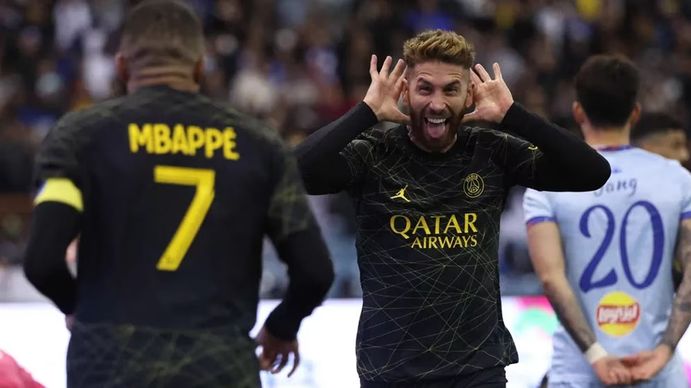 Sergio Ramos le hizo el Topo Gigio de Messi a Mbappé. 