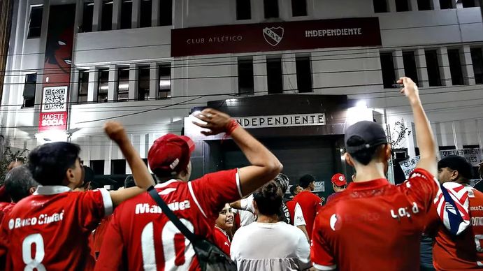 Hinchas de Independiente protestaron frente a la sede luego de la renuncia de Fabiá Doman.