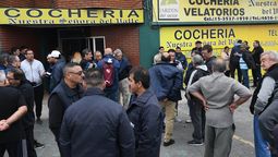 Familiares y amigos del colectivero, durante el sepelio realizado en La Matanza (Foto: Télam). Familiares y amigos del colectivero, durante el sepelio realizado en La Matanza (Foto: Télam).
