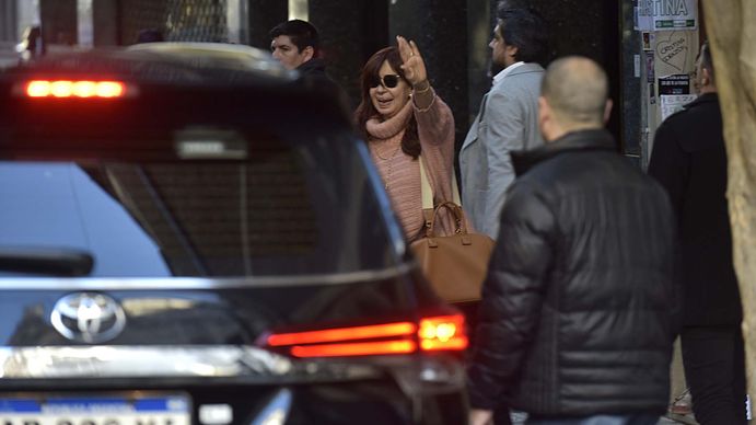Cristina Kirchner empezó a movilizarse en un auto blindado que le ofreció Alberto Fernández
