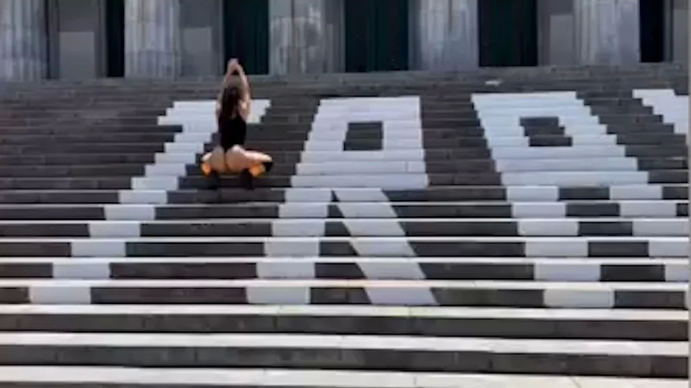 Polémica en las redes sociales por la protesta de un grupo feminista K que pinto las escalinatas de la Facultad de Derecho y bailó twerking (Foto: captura de pantalla).