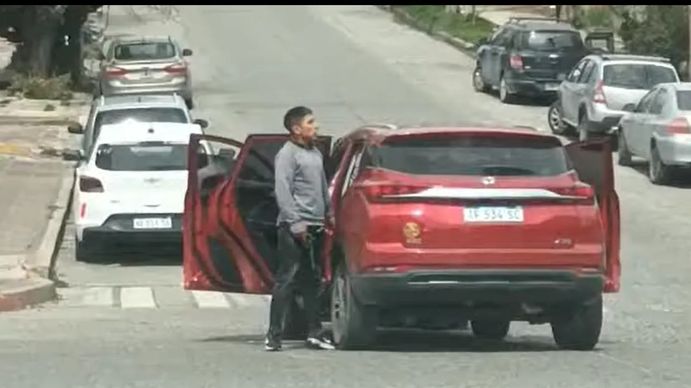 El momento de la brutal golpiza en pleno centro de Bariloche. (Foto: captura Tv)