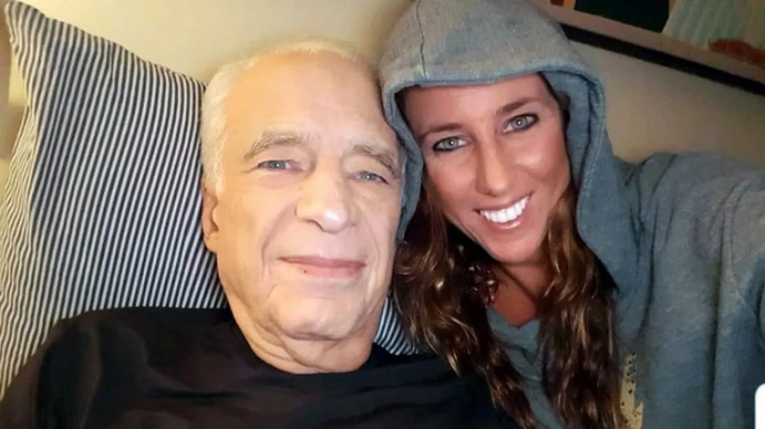 La felicidad del Dr Colmillot por el nacimiento de su hijo a los 83 años La felicidad del Dr Colmillot por el nacimiento de su hijo a los 83 años