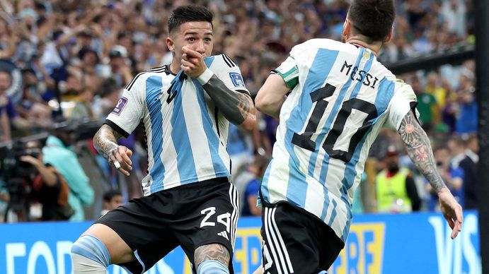 Enzo Fernández celebra su gol con Lionel Messi (Foto: gentileza FIFA.com). Enzo Fernández celebra su gol con Lionel Messi (Foto: gentileza FIFA.com).
