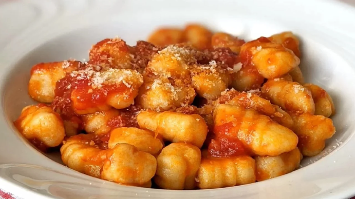 ÑOQUIS caseros de POLENTA con tuco: la receta que se hace con 100 pesos