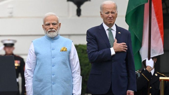 Joe Biden se confundió e hizo el típico saludo de llevarse la mano al corazón por el himno norteamericano