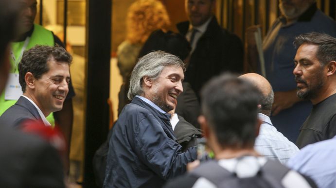 Máximo Kirchner llegó junto a Wado de Pedro a la reunión de la mesa nacional del Frente de Todos. (Foto: NA)