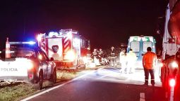 cuatro hombres viajaban en un auto, esquivaron un acoplado pero chocaron contra otro camion: el triste final cuatro hombres viajaban en un auto, esquivaron un acoplado pero chocaron contra otro camion: el triste final