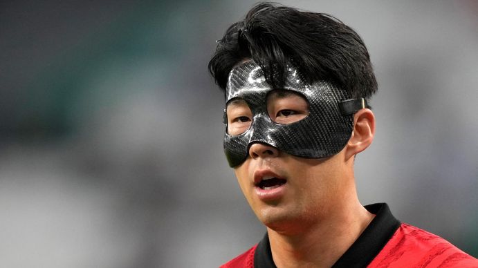La máscara no le disminuye la visión periférica y está hecha a medida del futbolista. (Foto: AP) 