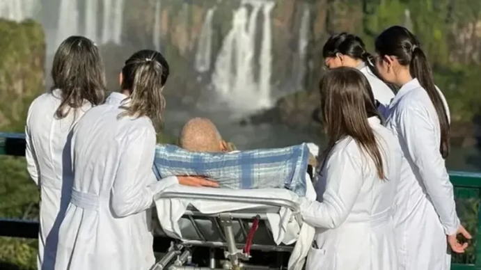 Tiene cáncer y los médicos le cumplieron su último deseo: conocer las Cataratas del Iguazú