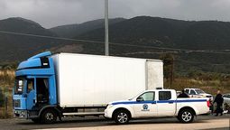 grecia: encontraron vivos a 41 inmigrantes en un camion refrigerado grecia: encontraron vivos a 41 inmigrantes en un camion refrigerado