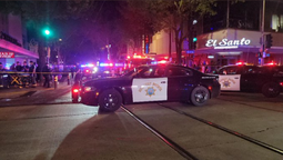 Ocurrió en una zona de bares y restaurantes de la ciudad de Sacramento, capital del Estado de California. Ocurrió en una zona de bares y restaurantes de la ciudad de Sacramento, capital del Estado de California.