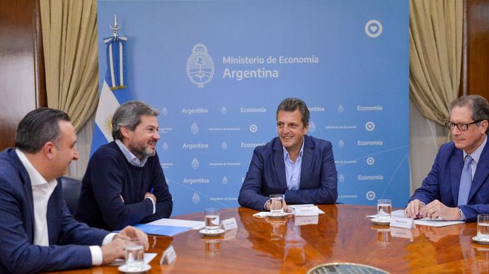 El ministro de Turismo Matías Lammens con Sergio Massa.&nbsp;