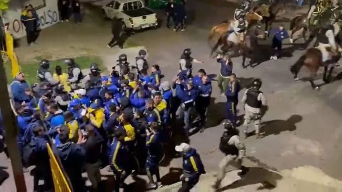 En la previa de Nacional - Boca se generaron disturbios entre los hinchas del Xeneize y la policía