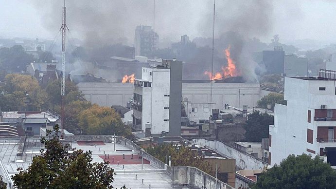 Una imagen muestra el fuego en el techo del depósito (Foto: Télam).