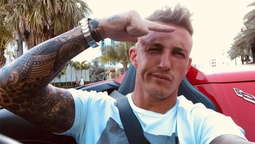 Fernando Pérez Algaba solía mostrar una vida ostentosa, posando junto a lujosos vehículos y motos. Fernando Pérez Algaba solía mostrar una vida ostentosa, posando junto a lujosos vehículos y motos.