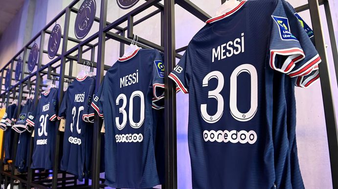 La camiseta de Lionel Messi del PSG con el número 30 en la espalda La camiseta de Lionel Messi del PSG con el número 30 en la espalda